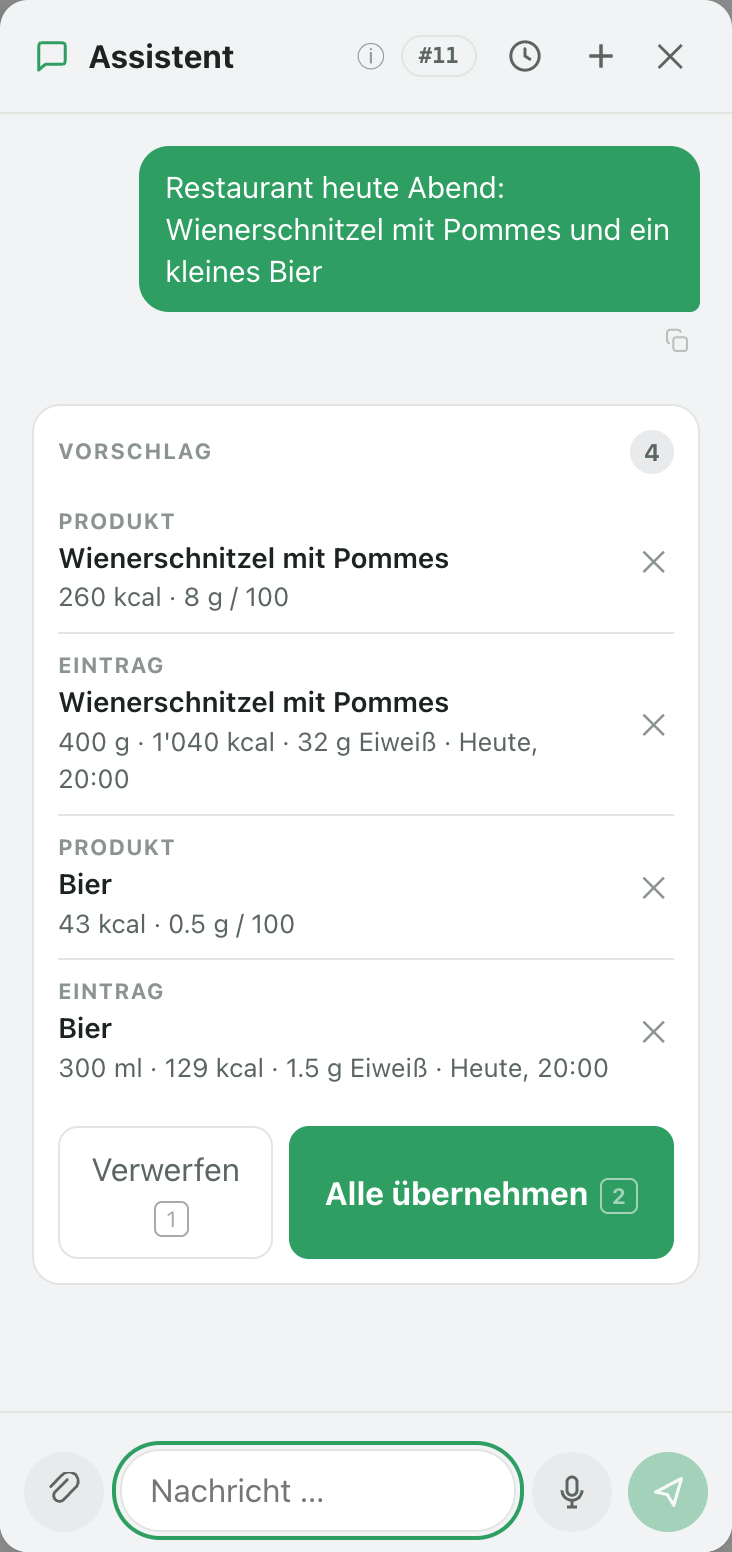 Echter KIkal-Chat: der Assistent fragt nach der Portionsgrösse und schlägt dann Wienerschnitzel mit Pommes und Bier als Produkte und Einträge mit Kalorien und Eiweiss vor, ein Tap übernimmt alles